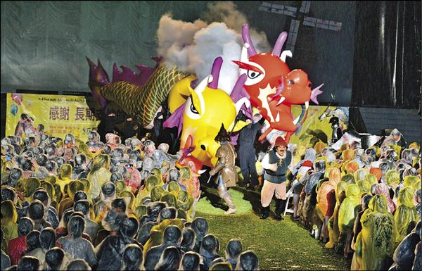 「唐吉軻德」是紙風車368開場戲碼，紙風車藉由唐吉軻德對懲惡鋤奸的堅持，再次宣示走完全國368個鄉鎮市區的決心。 （紙風車／提供）