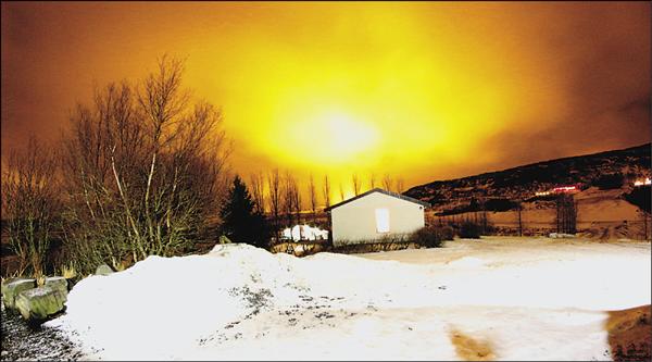 冰島的冬夜如夢如幻，宛若純白童話世界。