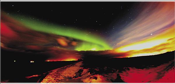 極光在天空舞動著，一切都是那樣夢幻。