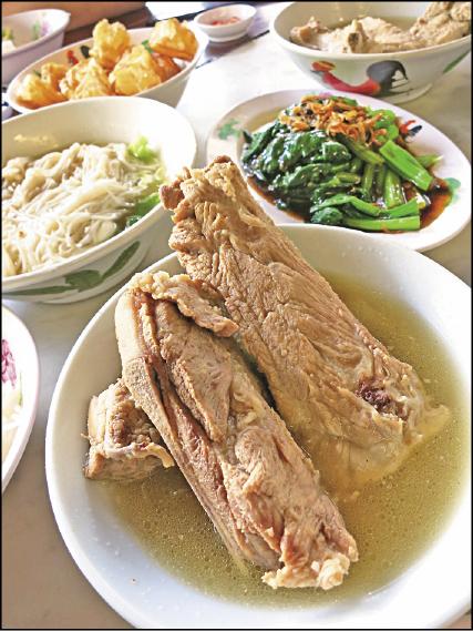 入地隨俗來吃新加坡早餐肉骨茶，湯濃肉香，十分滿足。