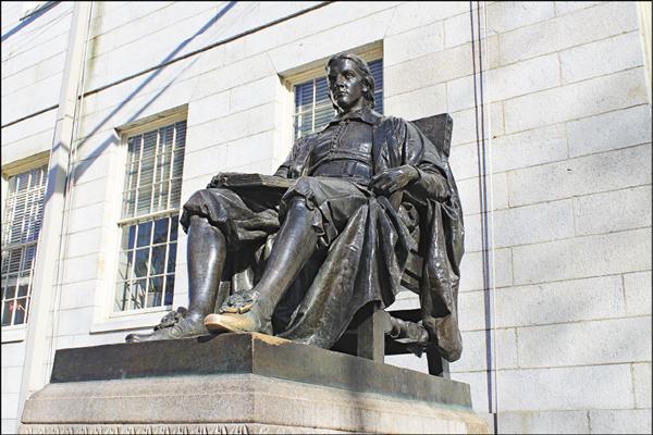 約翰．哈佛銅像。腳尖處特別明亮，聽說摸了會帶來好運。