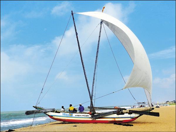 正待下水的帆船。