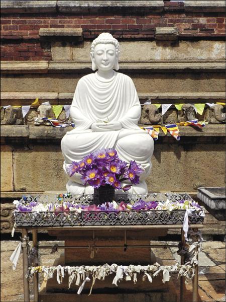 阿努拉德普勒佛塔前的佛像。