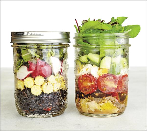罐沙拉（食譜、圖片提供／野人文化《行動沙拉吧！玻璃罐食譜》）