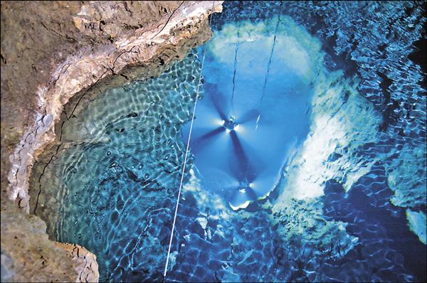 龍泉洞中碧藍的地下湖，彷彿透著一股魔力。