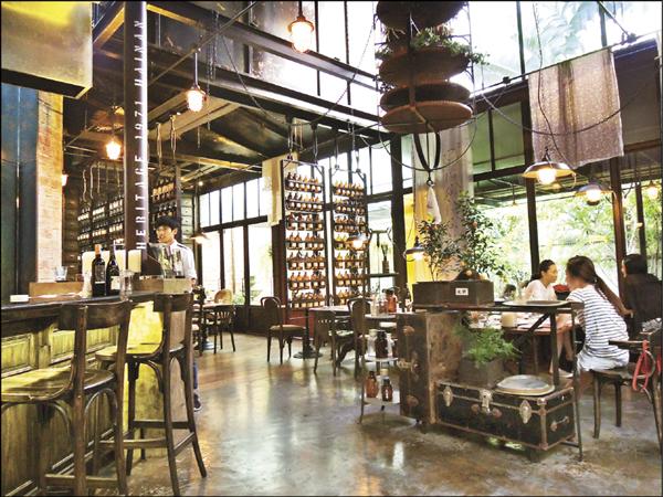 室內用餐空間，典雅寬敞，不時飄散香氣，在此獨處沉思、促膝談心都能盡興。