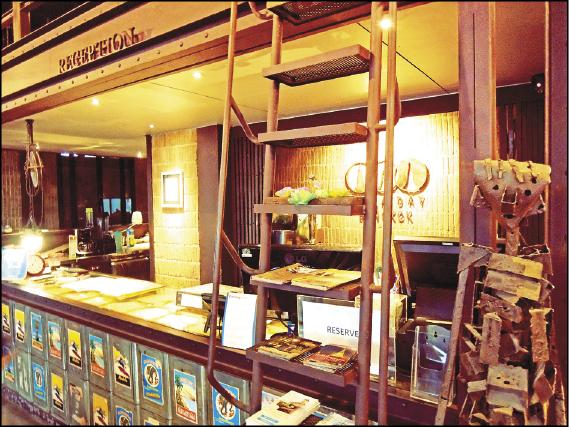 用椰糖鐵罐堆砌的接待櫃台，與工業風格的大廳完美融合，發思古之幽情。