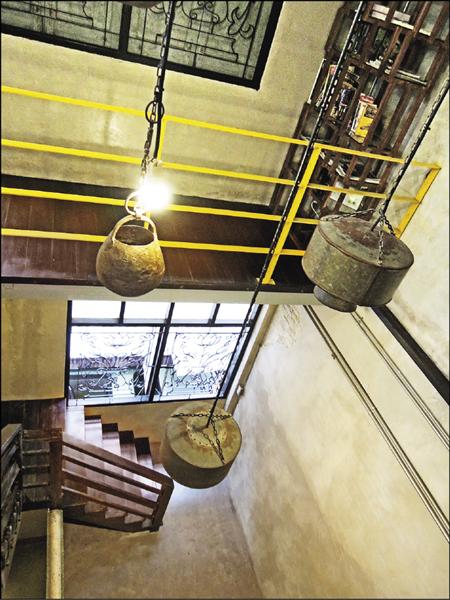 樓梯間一角，嵌入不造作的復古工業風，呼應此建築曾為椰糖工廠的往昔。