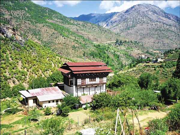 旺西西那村流傳著佳蓮轉世的故事，這棟老房子現今被其後代保留為紀念館供遊客參觀。