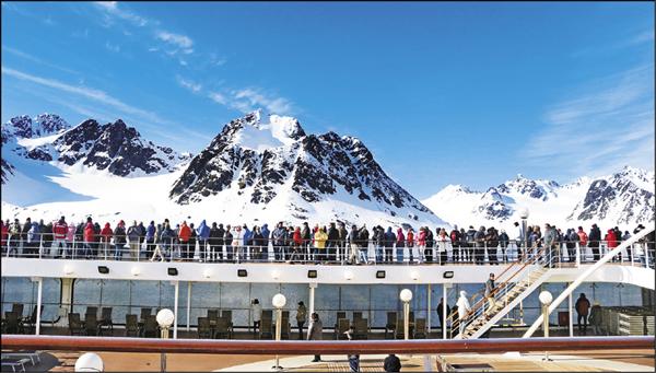 華麗號郵輪距離馬格達萊娜峽灣的雪山僅數十公尺，視覺上相當震撼。