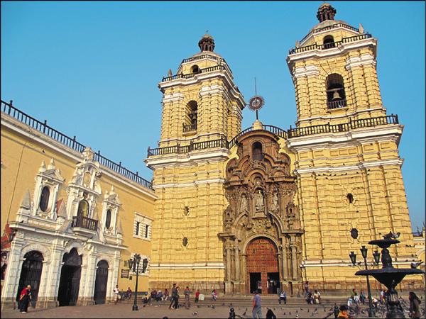 外型獨特搶眼的聖法蘭西斯科修道院。