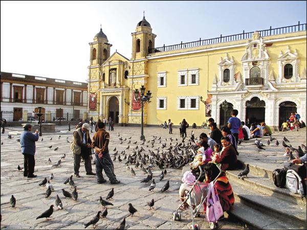 聖法蘭西斯科修道院前的廣場，沐浴在金色餘暉中。