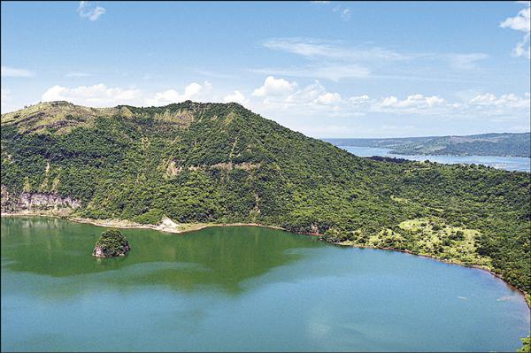活火山和火山湖是大雅台的獨特景觀。