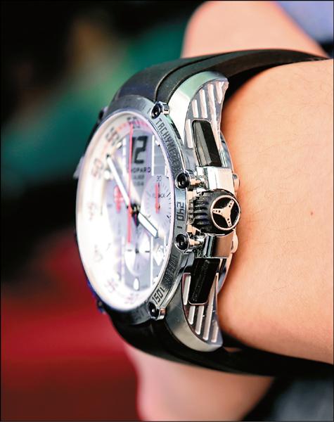 胡宇威最喜歡Mile Miglia手錶側邊設計，不但帶有汽車線條之美，同時也有陽剛強悍感覺。