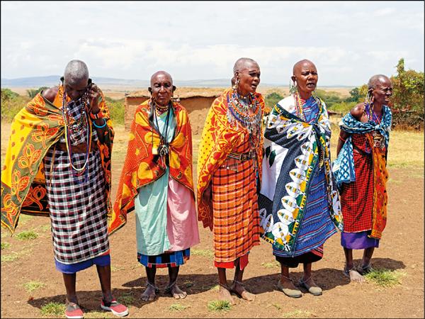 這群馬賽族女人盛裝打扮，為觀光客吟唱歡迎曲。