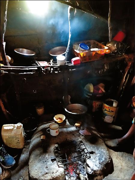 這是馬賽人的客廳和廚房，他們的飲食主要是牛奶、牛血、肉、湯和稱為Ugail的稠狀玉米粉。