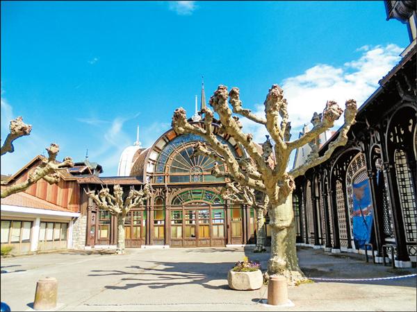 Source Cachat免費礦泉噴泉一旁的伊雲礦泉水博物館。