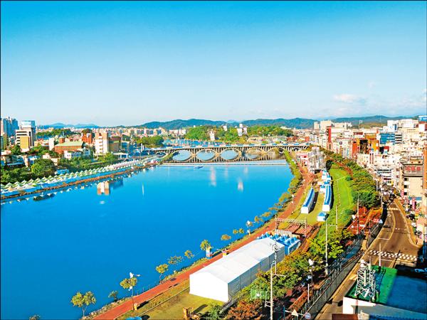 南江貫穿晉州市，被譽為韓國最美江城。