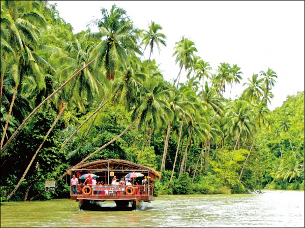 乘船遊覽羅伯河是薄荷島極受歡迎的旅遊活動。