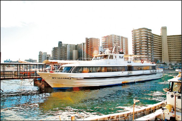 連結明石港與岩屋港的快艇平日就是居民的交通工具。