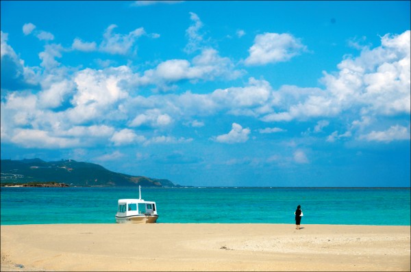 藍天白雲、蔚藍海洋為伴，在久米島夢幻沙島Hate之濱度過優閒時光。