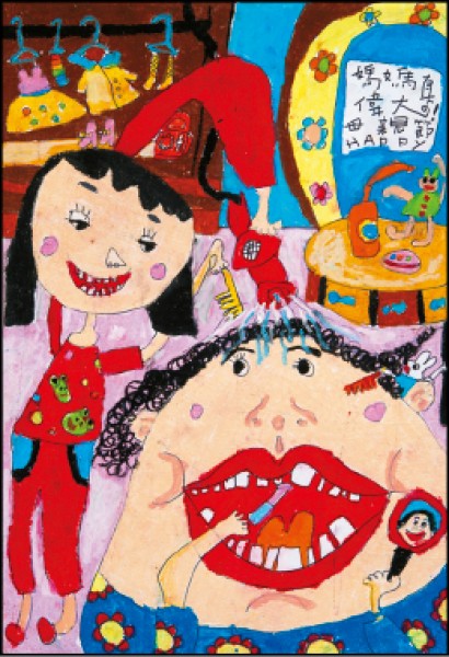 低年級組優選：呂亞叡 作品名稱：幫媽咪洗頭髮