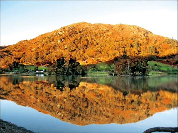 黃昏時分，湖邊山景倒映在湖面的景色美不勝收。