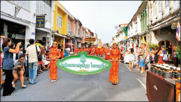 美麗的遊行隊伍與老街圍觀人群。