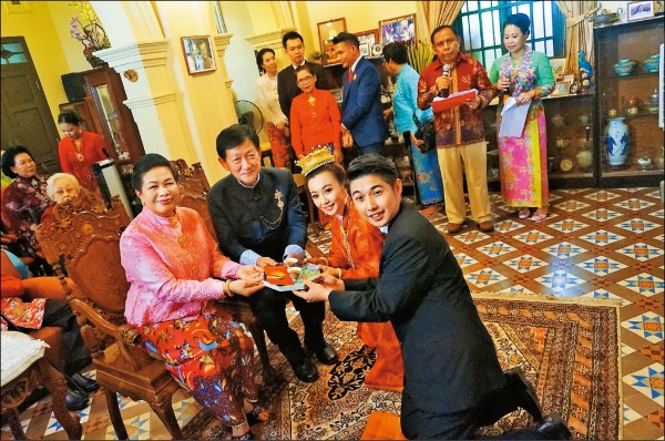 台灣佳偶向長輩奉茶後，收到紅包禮。