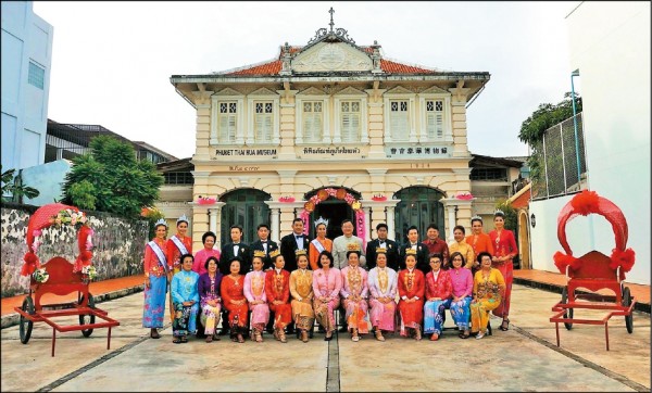 新人辦完結婚登記後合照，背景建物為普吉泰華博物館。