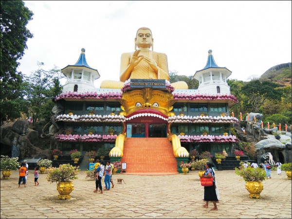 金寺建築外觀精心設計，入口處是祥獅的大嘴。