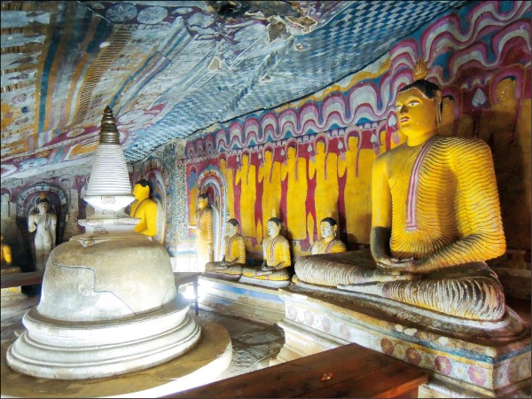 丹布勒金寺岩窟佛像林立，莊嚴肅穆。