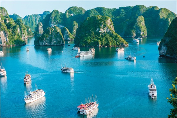 不妨利用假期，一探北越下龍灣世界美景。