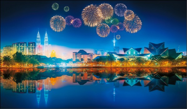 吉隆坡的雙子星塔跨年煙火秀，也十分燦爛精采。