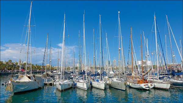 舊港的泊船，與藍天碧海形成一幅畫。