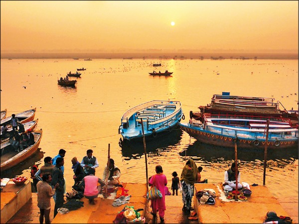 恆河的日出十分迷人，有種肅穆的寧靜。