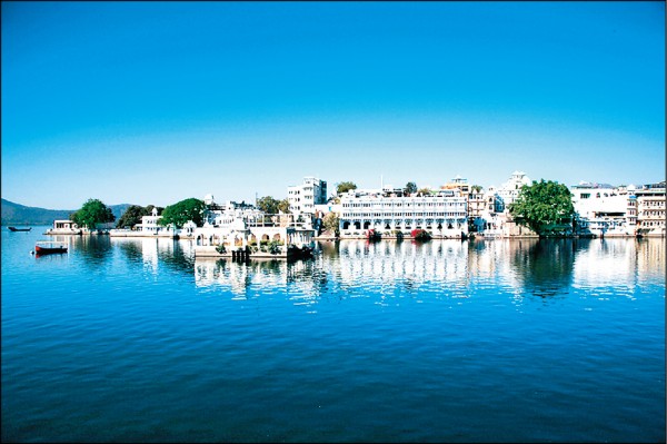 白色城市烏代浦的皮丘拉湖與水上宮殿。