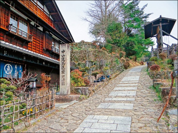 漫步木曾路馬籠宿，彷彿穿越時光，來到江戶時代。