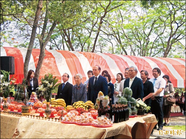 每年5月八田與一忌日，嘉南農田水利會都會在烏山頭水庫八田與一雕像前舉辦追思會，除了八田與一的遺族每年參加，也有許多日人前往獻花致意。圖為八田與一長孫八田修一（第一排右二）與媳婦八田綾子（第一排右三）去年參加追思會。（資料照，記者劉婉君攝）