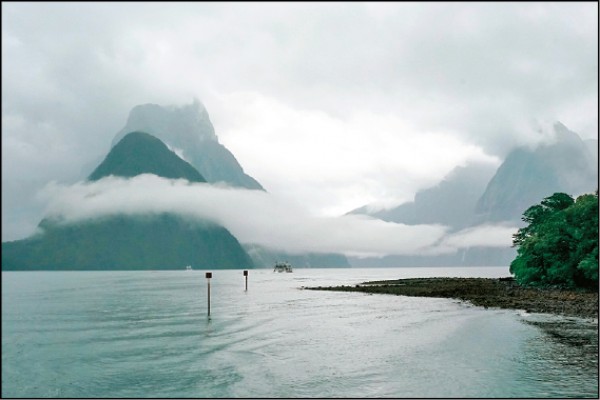 雄偉的麥特爾峰屹立於米佛峽灣的波濤之上。