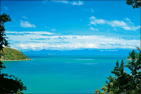多層次湛藍的亞伯塔斯曼海。