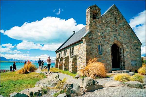 佇立在蒂卡波湖畔的石造牧羊人教堂。