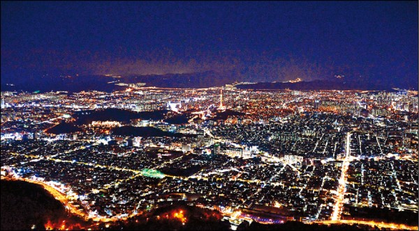 夜幕降臨後的大邱，點點燈火串連成璀璨燈海，迷人夜景引人入勝。