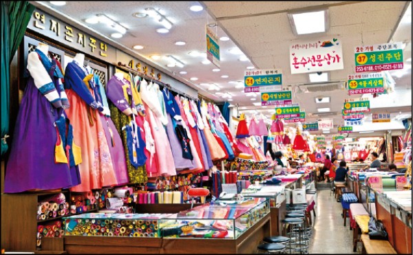 西門市場內聚集的韓服店家區，想購買或訂做韓服可走逛各店家挑選布料、花色、比價等。