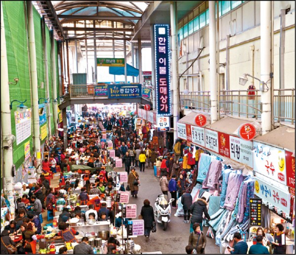 西門市場涵蓋多個不同區域，店家多不勝數，販售商品琳琅滿目。
