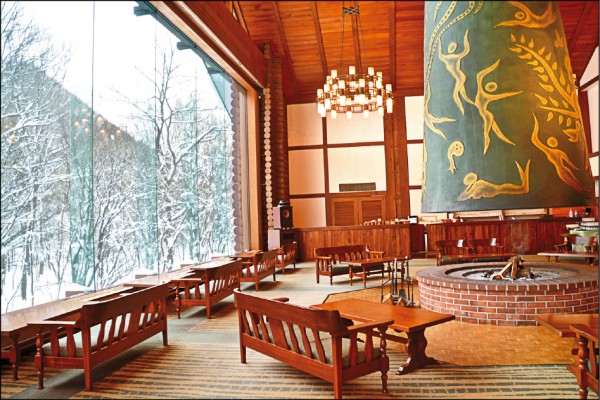 坐在森林神話Lounge欣賞戶外冬景，同時感受大廳中大暖爐所傳來的溫度，備感冬日溫馨。