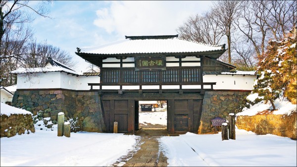 小諸城遺址懷古園的三門為國家重要文化財，古樸典雅。