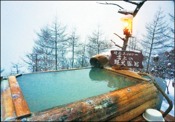 高峰溫泉的標高2000公尺‧號稱雲上的野天溫泉。