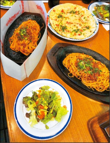 原田的白色披薩與黑豆味噌義大利麵。