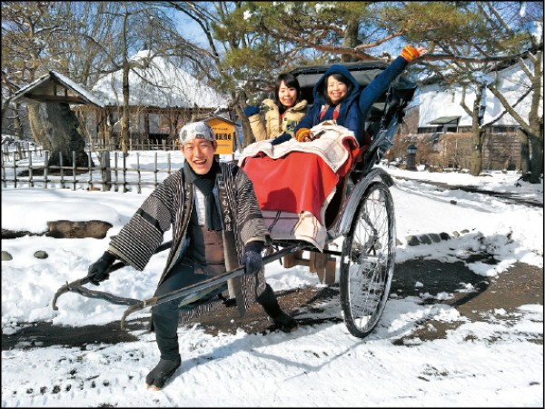 乘坐人力車的歡欣遊客與身懷絕技的人力車伕。